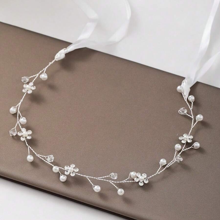 Using Pearls And Crystals With Silver Wire To Simulate The Shape Of Flower Branches, The Shape Is Exquisite And Elegant, Exuding A Romantic And Beautiful Temperament, Like A Flower Fairy. As A Gift For Female Relatives And Friends, It Is Suitable For Birthdays, Anniversaries Or Weddings And Other Occasions. It Means Beauty And Can Show Heart And Taste. - 銀色 - 查看 1