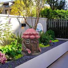 تمثال بيت الأساطير الربيعية من الراتنج - كوخ خيالي بسقف وردي وتفاصيل زهرية، مثالي لديكور حديقة خارجية، زخرفة الباحة، موضوع عالم السحر والخيال، هدية عيد ميلاد مثالية