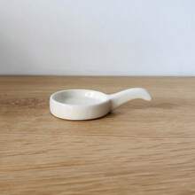 Duży ceramiczny świecznik typu tealight, pusty wzór, zestaw świec tworzących przytulną atmosferę, dyfuzor olejków eterycznych, kadzielnica, podgrzewacz do wosku, wystrój domu