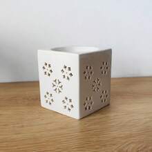 Duży ceramiczny świecznik typu tealight, pusty wzór, zestaw świec tworzących przytulną atmosferę, dyfuzor olejków eterycznych, kadzielnica, podgrzewacz do wosku, wystrój domu