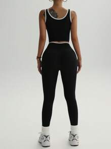 女士无缝运动服套装：宽肩带撞色背心 + 交叉腰部撞色臀部提拉紧身裤。非常适合瑜伽、日常休闲和户外运动。