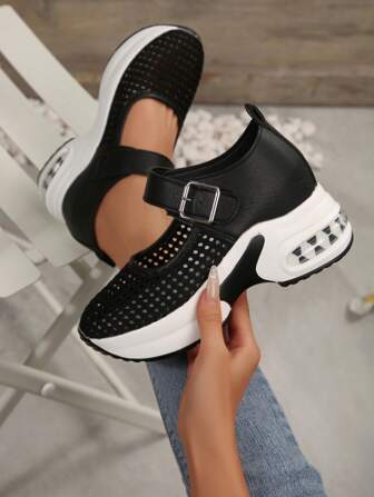 أحذية رياضية جديدة للنساء ذات كعب سميك وحزام مريح وقابل للتنفس وبتصميم مفرغ