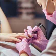 淡粉色一次性手套 - 无乳胶、无粉丁腈手套，适用于家庭清洁、多用途清洁、纹身和染发 - 多种尺寸可选
