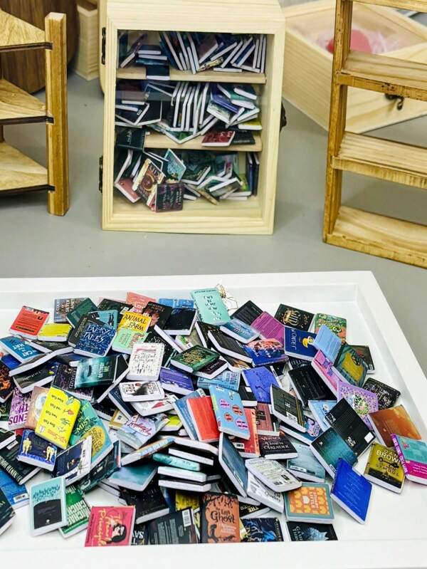 Angst Bücherregal Mini Bücherregal Ornament Miniatur Bücherregal Dekoration, vertreibe deine Angst, Miniatur Bücherei Minibücher für Buchliebhaber Heim Raum Büro Dekoration