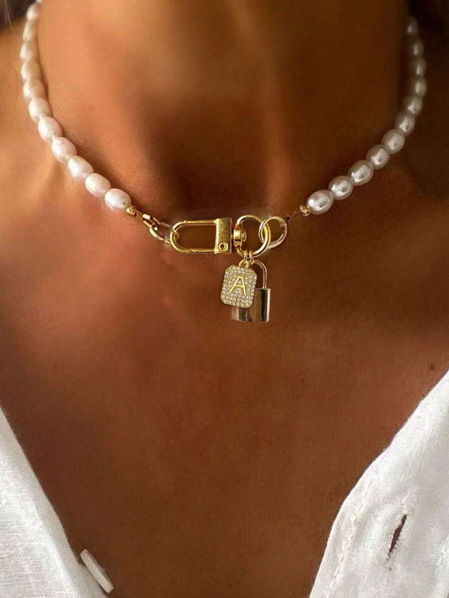 1 Stück Luxus Gold Schraubverschluss Halskette, Halskette mit vollständigem Diamant-Buchstaben, A-Z 26 Buchstaben Anhänger Halskette, Anfangsbuchstabe Buchstaben Kette, einzigartiger Perlenkette Stil