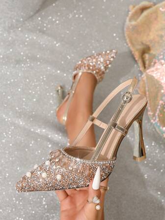 优雅舒适轻盈的女士高跟凉鞋，新品上市。金色露趾高跟凉鞋，茶金色缎面，水钻点缀，网眼镂空设计，可调节踝带。适合婚礼，轻盈优雅，女士之选