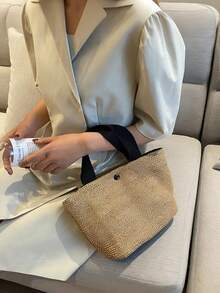 大号黑色波西米亚风编织手提包，适合海滩、露营和户外活动，采用耐用面料制成，磁扣闭合，是女性冒险、海滩旅行和波西米亚风格穿搭的理想之选。