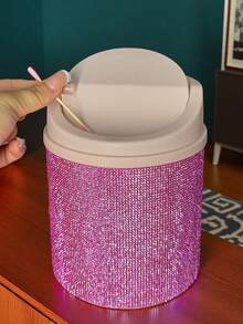 1个镶钻桌面化妆品垃圾桶，旋转盖桌面收纳盒，适用于梳妆台、卧室、办公室，阳光下闪闪发光。可用于收纳化妆包、旅行用品、化妆品、旅行必备品、化妆品整理盒、化妆包、化妆品收纳盒、洗漱包、桌面收纳盒、化妆品袋、化妆品整理盒、梳妆台配件、化妆包、化妆袋、珠宝盒、化妆刷架、香水收纳盒等。可作为女士礼物、圣诞礼物、女士礼物创意、房间装饰等。 - 彩色 - 查看 12