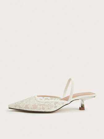 Damskor i enfärgade spetsnät med ihåliga kitten klackar, blommiga eleganta höga klackar med spetsiga tå, moderiktiga höga klackar med fotledsrem, muleskor för formella tillfällen, bröllopsfest