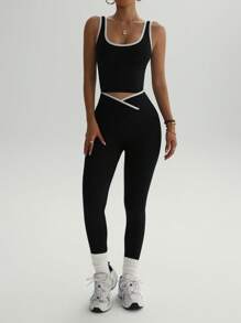 女士无缝运动服套装：宽肩带撞色背心 + 交叉腰部撞色臀部提拉紧身裤。非常适合瑜伽、日常休闲和户外运动。