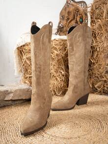 Botas occidentales cómodas con bordados vintage para otoño/invierno 2025, nuevas botas de punta puntiaguda de ante con corte en V y suela antideslizante, de tacón grueso y versátiles para uso casual - Caqui - Ver 3