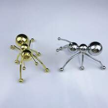 1 pieza Figura decorativa de hormiga metálica dorada y plateada, decoración de escritorio creativa, adecuada para oficina, sala de estar, estudio, Halloween, Navidad, regalo de cumpleaños