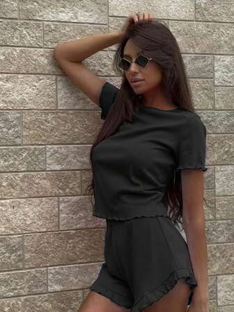 2 件女士纯色休闲甜美针织圆领短袖荷叶边下摆短裤睡衣套装，适合家居服，夏季