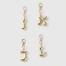 1 件 Y2K 简约优雅奢华百搭金银 26 个英文字母吊坠配饰，DIY 钥匙扣包包饰品，适合女性日常佩戴或送礼 - 金色 - 查看 9