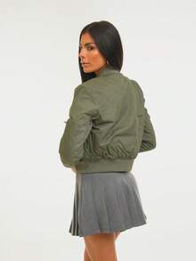 Chamarra bomber TERESA corta para mujer en estilo urbano con cierre frontal y bolsillos, look casual, de diario, basica, a la moda, chamarra corta, colorida, excelente calidad - Verde militar - Ver 2