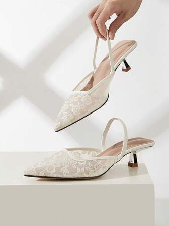 Damskor i enfärgade spetsnät med ihåliga kitten klackar, blommiga eleganta höga klackar med spetsiga tå, moderiktiga höga klackar med fotledsrem, muleskor för formella tillfällen, bröllopsfest