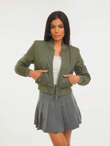 Chamarra bomber TERESA corta para mujer en estilo urbano con cierre frontal y bolsillos, look casual, de diario, basica, a la moda, chamarra corta, colorida, excelente calidad - Verde militar - Ver 1