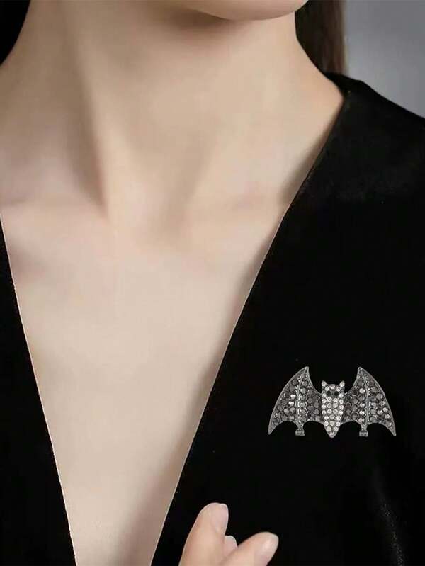1 pieza Broche creativo y divertido de Halloween estilo europeo y americano para mujeres, broche en forma de murciélago negro 3D, adecuado para ropa de fiesta, regalos lindos para maestros, joyería, accesorios de disfraz, encantos de bolso, accesorios de oficina, Navidad
