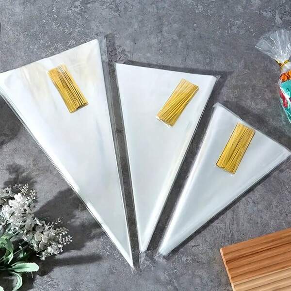 50 piezas/paquete Bolsas de caramelo de plástico transparente con forma de triángulo, bolsas de regalo (50 bolsas + 50 lazos retorcidos dorados)
