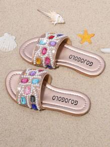 Ein Paar mit Diamanten besetzte glitzernde Mädchen Sommer Strand Sandalen, einzigartiger Stil, Mädchen Favorit, geeignet für alle Anlässe, ideal für Fotografie.