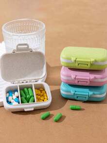 1 علبة أقراص صغيرة محمولة - علبة أقراص ذات 3 حجرات، حاوية تخزين أقراص، علبة أقراص أسبوعية، منظم أقراص، علبة أقراص من قش القمح، مناسبة للسفر والمنزل والتخييم وصندوق الإسعافات الأولية وحقيبة الأدوية، ضروريات السفر والعطلات والعودة إلى المدرسة، منظم الأدوية، حقيبة الطوارئ للمدرسة وحقيبة الإسعافات الأولية للخارج