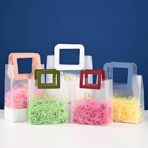 1 Stück Tragetasche aus gealtertem Kunststoff als Geschenk, hochwertige Geschenktasche für Geburtstage und Hochzeiten. Diese Geschenktasche eignet sich hervorragend für Hochzeiten, Geburtstage, Muttertag, Lehrertag, Valentinstag usw. Diese multifunktionale Aufbewahrungstasche ist groß genug, um einen Blumenstrauß, kleine Topfpflanzen, CDs, Süßigkeiten, Mischenwarien, Kosmetika, Schreibwaren, Badeanzüge, Körperpflege, Magazine, Geldbörsen, Postkarten usw. aufzunehmen.