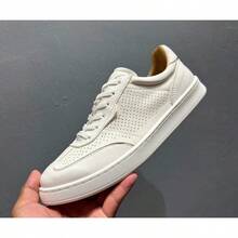 Honey Tan Perforated Leather Retro Sneakers: Breathable Vintage ComfortHoney Tan Perforated Leather Retro Sneakers: Breathable Vintage Comfort Tired Of Retro Sneakers That Sacrifice Comfort For Style? Most "Vintage" Shoes Look Cool But Feel Stuffy - Not These. Honey Tan Perforated Leather Retro Sneakers Fuse 70s Track-Team Swagger With 2025 Breathability And Cushioning, So You Can Rock Retro Style And Keep Your Feet Fresh, Even On Scorching Days. Why They're A Summer Must-Have 1. Full-Grain Leather: A Patina That Grows With You Crafted From Premium Full-Grain Leather, The Warm Honey Hue Develops A Unique Patina Over Time. Scuffs Become Badges Of Your Adventures, Making Each Pair As One-Of-A-Kind As Your Journey. 2. Perforated Breathability: Your Feet's Personal AC Strategic Perforations Aren't Just For Show - They're Engineered To Banish Sweat, Even On 90°F Days. Whether You're Hustling Downtown Or Chilling At A Backyard BBQ, Your Feet Stay Cool (And Stylishly Retro). 3. Gum Sole: Retr - 白色 - 查看 2