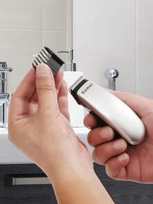 KM-666 男士紧凑型电动理发器和胡须修剪剃须刀 - 电池供电（不含 AA 电池），不锈钢刀片，ABS 不锈钢结构 | 迷你便携式设计，适合家庭/旅行无线精准修剪 - 彩色 - 查看 4