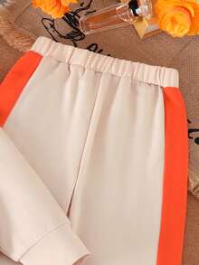 年轻女孩撞色拼接花卉图案卫衣搭配喇叭裤休闲装 - 杏色 - 查看 4