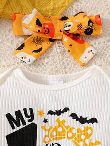 Neugeborene Baby Mädchen Herbst/Winter Set mit rundem Ausschnitt, gestreiften Trompetenärmeln und bedrucktem weißen Romper, orangefarbener Kürbis- und Fledermaus-Muster Rüschen-Shorts mit Schleife, weiße Stulpen und Stirnband, 4-teilig