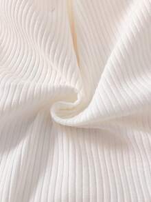 Neugeborene Baby Mädchen Herbst/Winter Set mit rundem Ausschnitt, gestreiften Trompetenärmeln und bedrucktem weißen Romper, orangefarbener Kürbis- und Fledermaus-Muster Rüschen-Shorts mit Schleife, weiße Stulpen und Stirnband, 4-teilig