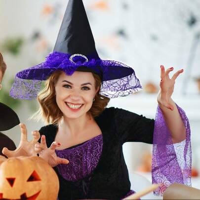 1 件万圣节女巫帽 - 一次性超细纤维网状尖顶帽，配有弹性头带和装饰蝴蝶结，4 种颜色（O/黑色/红色/紫色），适用于化妆舞会、角色扮演、主题派对、哥特式风格、节日装饰，易于佩戴的派对