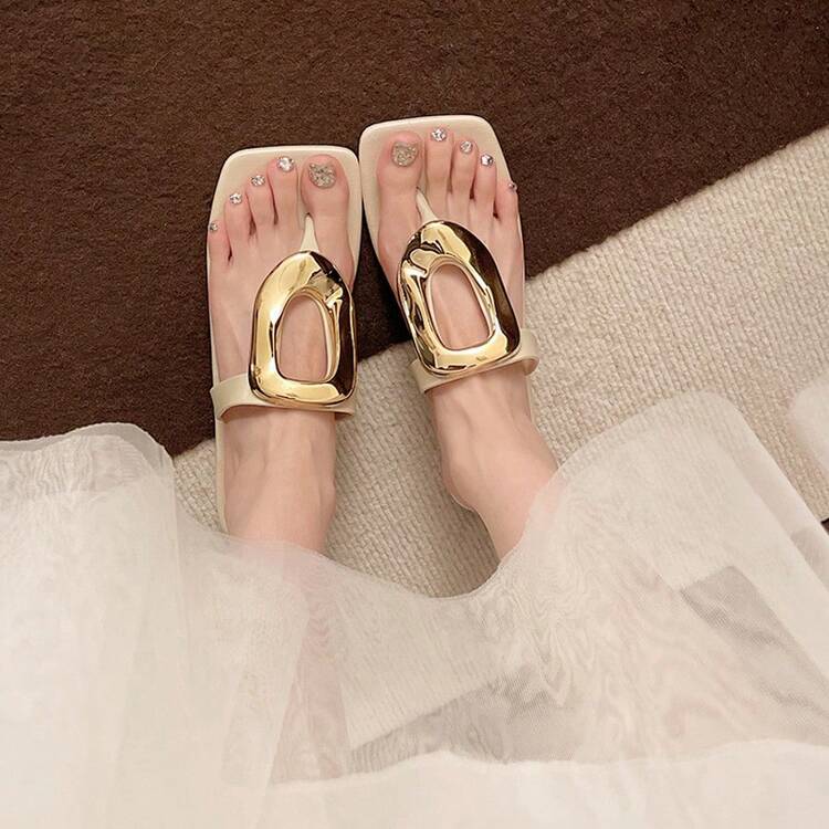 女士平底凉鞋，2025年新款夏季户外方头拖鞋，时尚休闲金属扣人字拖，平底女士凉鞋 - 米色 - 查看 2