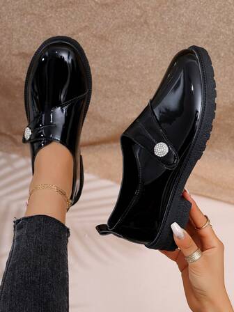 Damloafers med platå, exklusiv chic, halkfri och slitstark sula, enfärgad preppy stil, metallöglor, snörning, kontorskläder