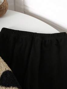 Conjunto de 2 peças de moletom de manga comprida com estampa de coração de pelúcia para meninas, gola redonda e calça preta, novo terno casual moderno adequado para meninas