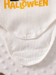 Neugeborene Baby Mädchen Herbst/Winter Set mit rundem Ausschnitt, gestreiften Trompetenärmeln und bedrucktem weißen Romper, orangefarbener Kürbis- und Fledermaus-Muster Rüschen-Shorts mit Schleife, weiße Stulpen und Stirnband, 4-teilig