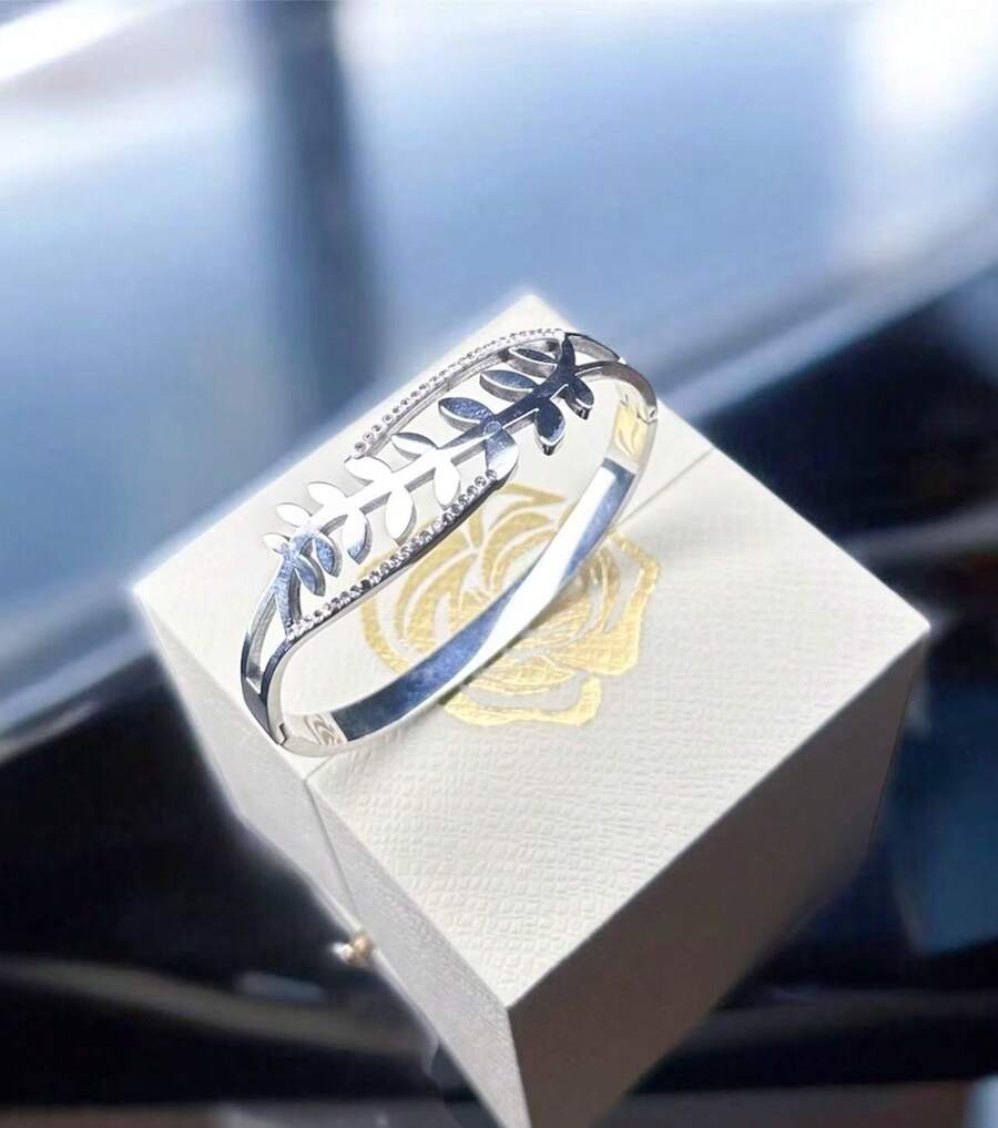 Bracelete Feminino de Aço Inoxidável Dourado com Trevo – Luxo, Estilo e Qualidade - N - Visão 1