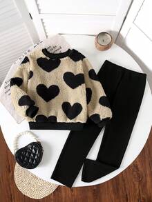 Conjunto de 2 peças de moletom de manga comprida com estampa de coração de pelúcia para meninas, gola redonda e calça preta, novo terno casual moderno adequado para meninas