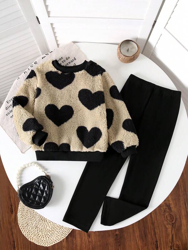 Conjunto de 2 peças de moletom de manga comprida com estampa de coração de pelúcia para meninas, gola redonda e calça preta, novo terno casual moderno adequado para meninas