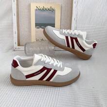 简约白色运动鞋，新款春秋时尚经典百搭学生休闲运动跑步平底鞋