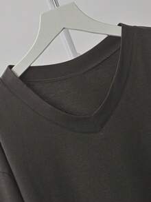 复古V领宽松短袖T恤，休闲修身