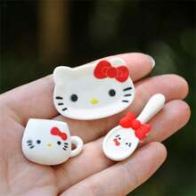 Sanrio 1 set de 3 pièces de la série Sanleo, décorations, tasses en résine DIY, assiettes, cuillères, accessoires pour cheveux, décorations d'étuis de téléphone portable, forme unique, premier choix pour les cadeaux, jeu riche, convient pour Noël, la Saint-Valentin, collection, décoration, etc., le meilleur cadeau pour les femmes.