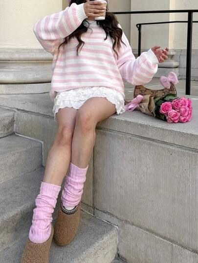 Nouveauté automne-hiver. Pull-over style universitaire à rayures roses et blanches avec col rond et manches longues. Convient pour le travail, les hauts pour femmes, la tenue quotidienne