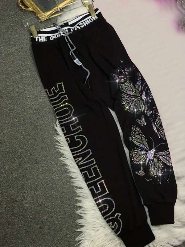 Übergroße Damen Jogginghose mit Schmetterlingsprint & Strasssteinen - Atmungsaktive Soft-Jogger mit Kordelzug, Seitentaschen - Täglicher Tragekomfort in Übergrößen