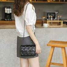 LEATVOOK Elegant Black Quilted Crossbody Bag For Women With Golden-Tone Clasp & Metal Chain Strap - Lightweight Shoulder Purse, Adjustable Strap, Polyester Lined, Urban Fashion Accessory, Versatile Shoulder Bag | Quilted Design | Purse, Small Crossbody Bag, Best Valentine's Day Gifts. - 黑色 - 查看 2