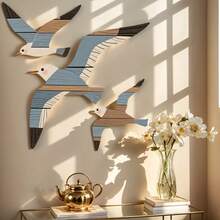 这款经典木质海鸥墙饰三件套，以海洋鸟类为主题，展现浓郁的海岸风情，包含一个可重复使用的复古沙滩吊坠，适用于浴室、别墅、农舍、圣诞节、感恩节等多种场合。这款木质墙饰可用于卧室、客厅、办公室等室内空间，以及花园、露台、庭院、后院等室外区域，也是馈赠亲友或花园墙面装饰的绝佳选择。 - 彩色 - 查看 5