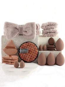 33 piezas Juego de herramientas de maquillaje que incluye: 13 piezas Juego de brochas de maquillaje + 4 piezas Esponjas de maquillaje + 4 piezas Esponjas de maquillaje mini + 4 piezas Borlas de polvo triangulares + 4 piezas Borlas de polvo de cojín de aire mini + 1 pieza Esponjas de limpieza facial + 1 pieza Diadema + 2 piezas Correa de tazón de mano para brochas de maquillaje de color aleatorio