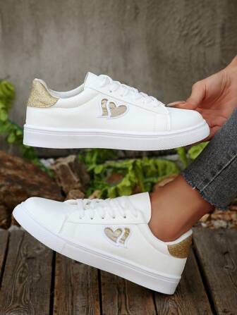 2025 秋冬新款女式白色运动鞋，金色心形系带平底休闲鞋，时尚、舒适、百搭