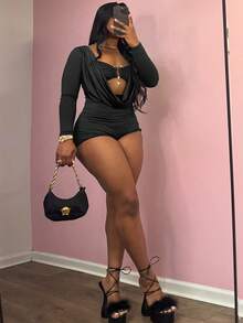 Bộ jumpsuit nữ AiTyi với cổ áo xếp ly, thiết kế ôm sát tôn dáng, thoải mái và thời trang cho sinh hoạt hàng ngày, dã ngoại, dạo phố, đi làm, mua sắm, dự tiệc, phong cách Y2K thanh lịch, phù hợp cho mùa xuân, kỳ nghỉ, ngày Quốc khánh, tựu trường, lễ tốt nghiệp, tháng Tự hào, lễ hội âm nhạc, lễ hội hóa trang, lễ Phục sinh, bộ jumpsuit dệt kim xếp ly thoải mái, gợi cảm mới nhất mùa xuân/hè 2026 màu đen - màu đen - Xem 3