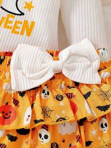 Neugeborene Baby Mädchen Herbst/Winter Set mit rundem Ausschnitt, gestreiften Trompetenärmeln und bedrucktem weißen Romper, orangefarbener Kürbis- und Fledermaus-Muster Rüschen-Shorts mit Schleife, weiße Stulpen und Stirnband, 4-teilig